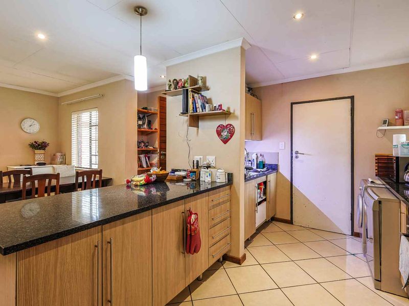 Spacious 3-bedroom townhouse available to rent. - Photo 10