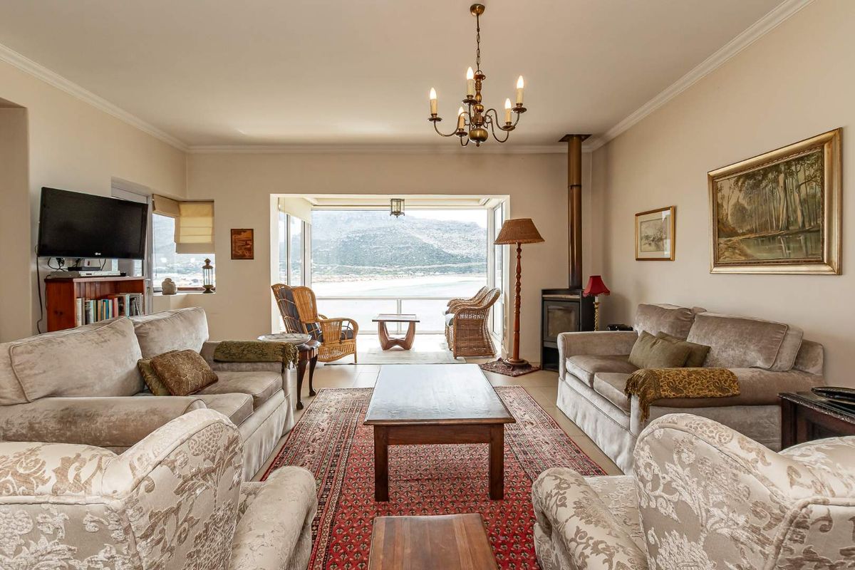 Multi-level Seaview home with flexible dual living options - Photo 4