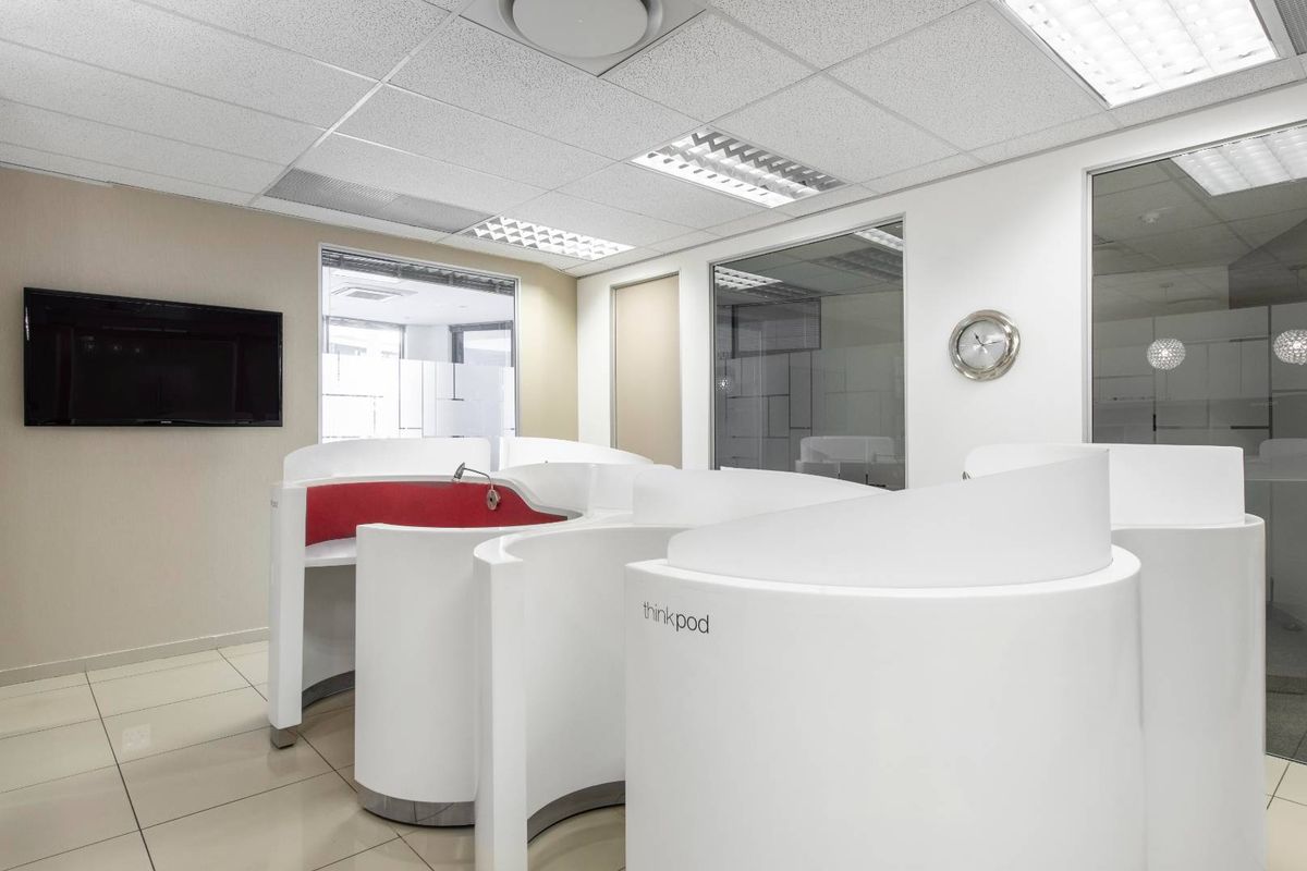 Coworking space in Regus Southdowns Ridge Office Park. - Photo 4