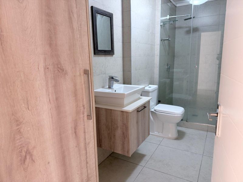 Spacious Apartment In Popular Waters Edge - Photo 6