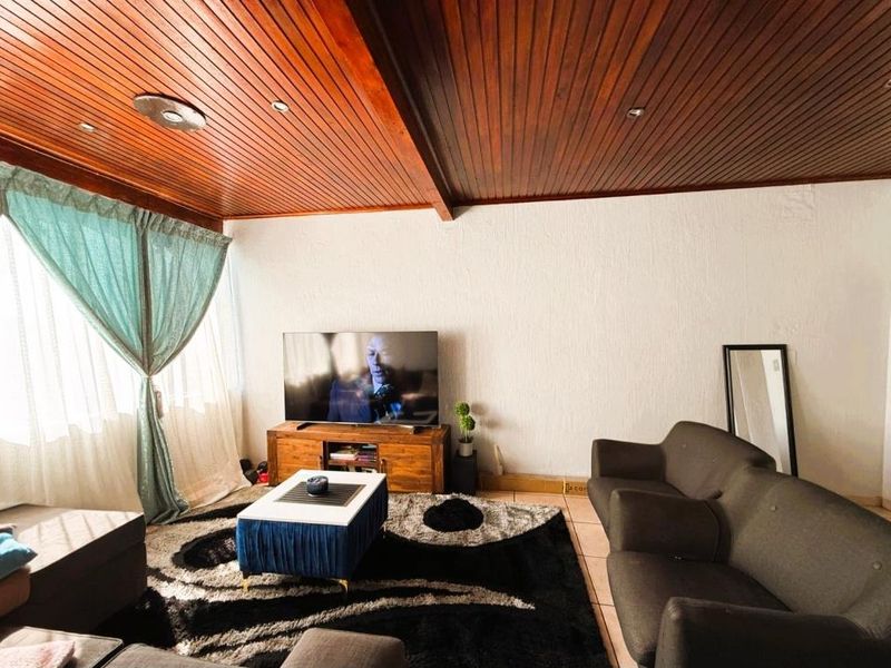 Top-Floor Comfort, Prime Position - Live Where Everything Is Within Reach! - Photo 3