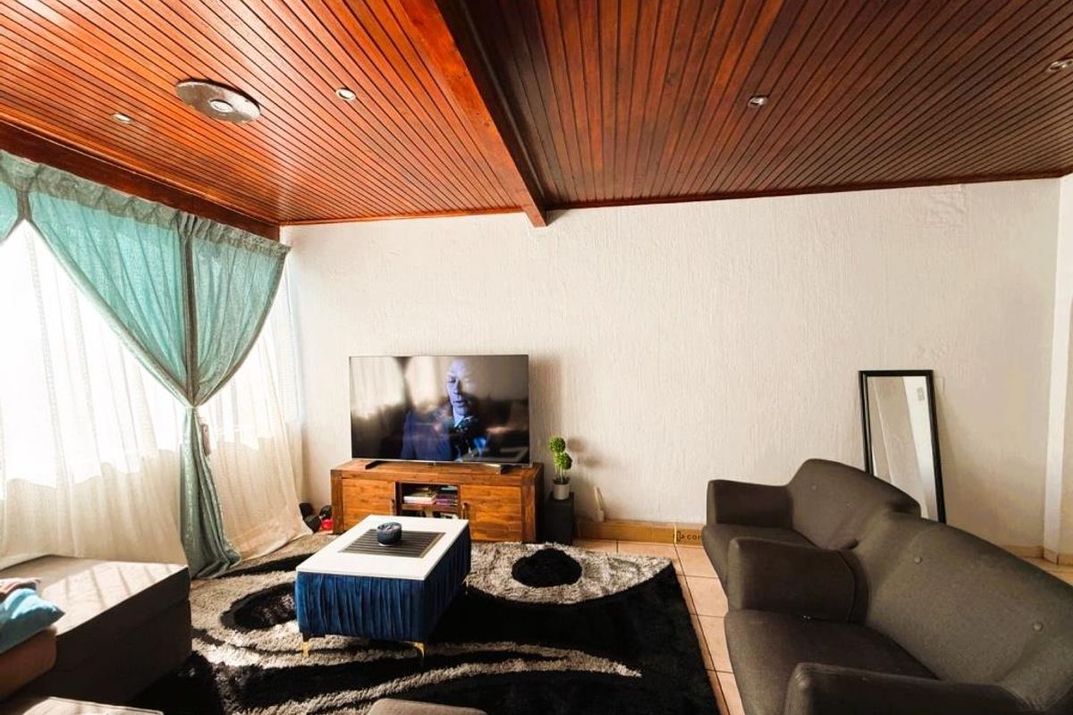 Top-Floor Comfort, Prime Position - Live Where Everything Is Within Reach! - Photo 3