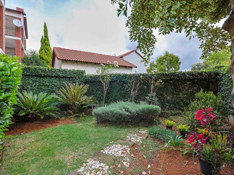 Mesmerizing 2 Bedroom Home with Exceptional Garden - Photo 9