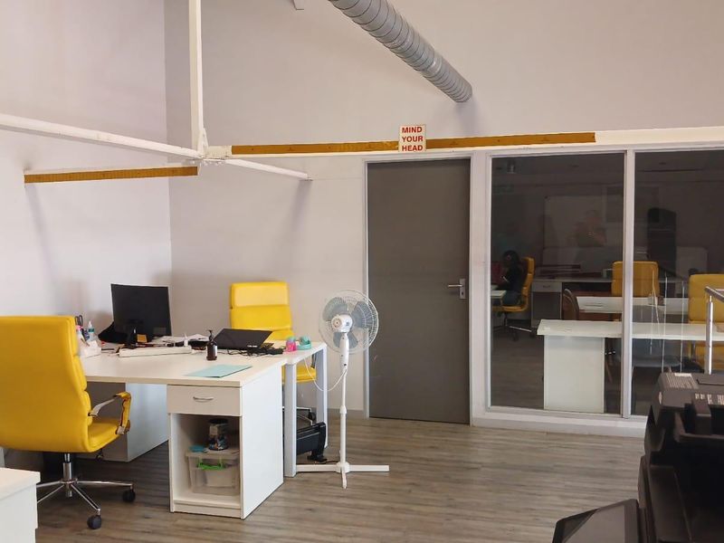 Commercial property for sale in a secure business park with great potential - Photo 10