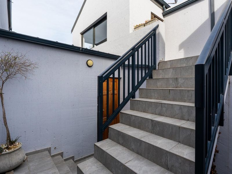 Island View living: Secure, spacious & ready for occupation - Photo 9