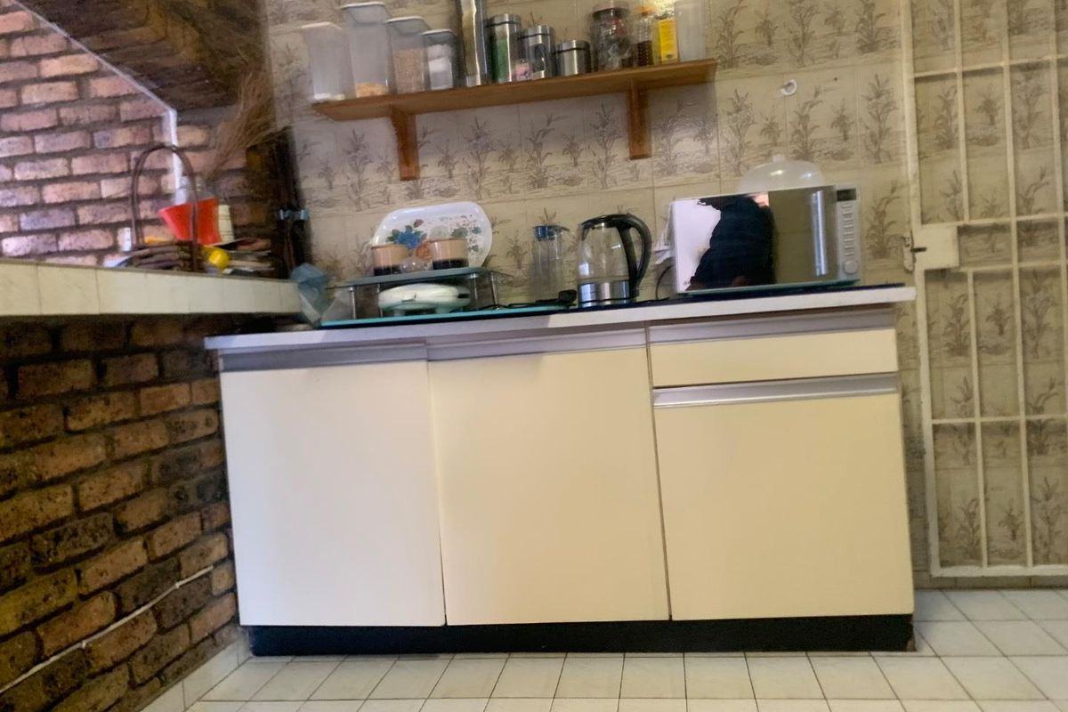 **Charming 3-Bedroom Apartment for Sale in Townview** - Photo 3