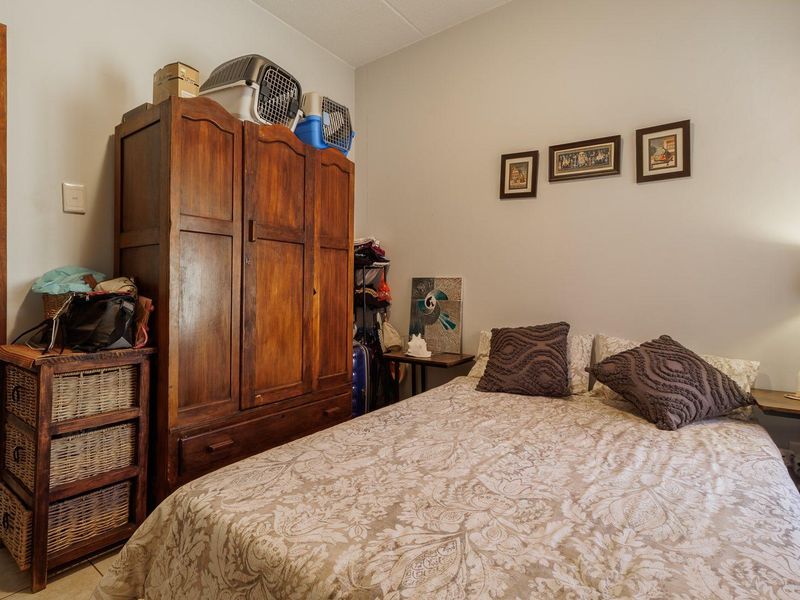 Two bedroom corner, ground-floor unit with large garden - Security complex - Photo 8