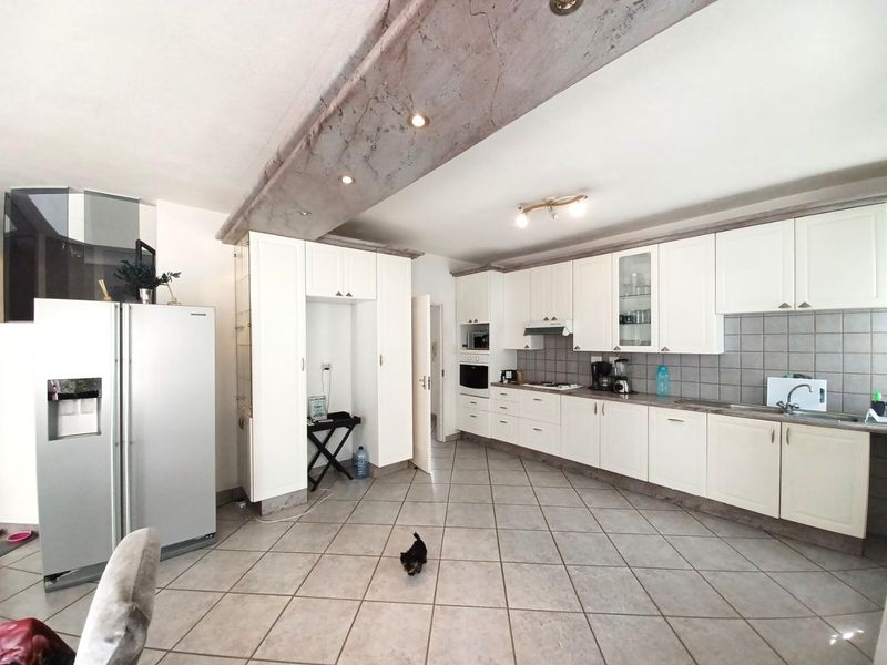 Kleine Kuppe - Spacious Double-Storey Home – N$ 2.7 Million (CC Registered) - Photo 2