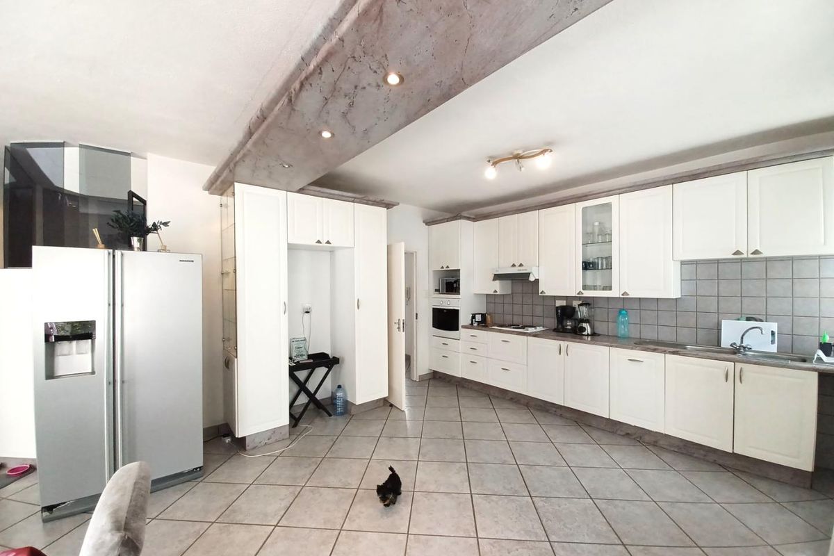 Kleine Kuppe - Spacious Double-Storey Home – N$ 2.7 Million (CC Registered) - Photo 2