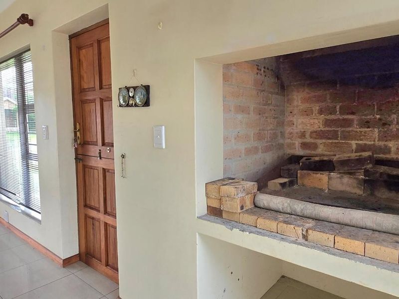 Charming Coastal Home in Franskraal – Walk to the Beach, Shops, and Live the Good Life - Photo 5