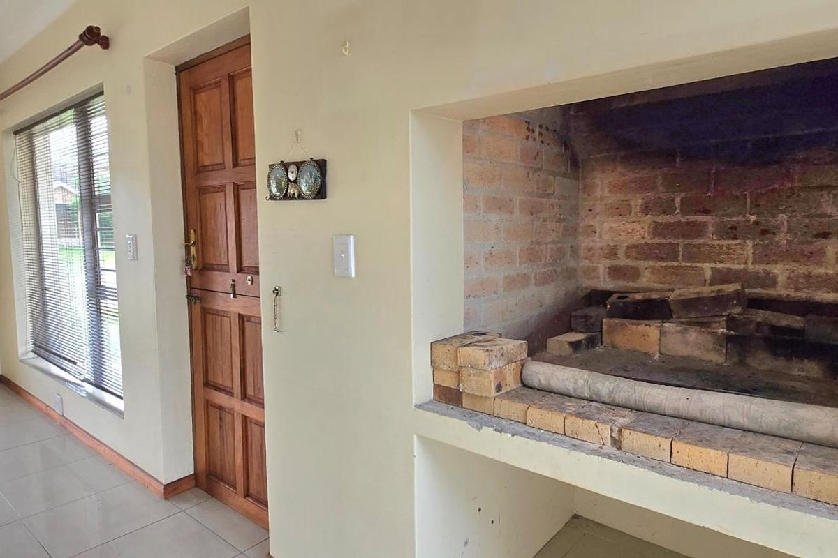 Charming Coastal Home in Franskraal – Walk to the Beach, Shops, and Live the Good Life - Photo 5