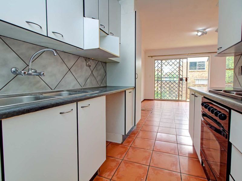 Spacious Townhouse: 2 Beds, Private Garden & More - Photo 4