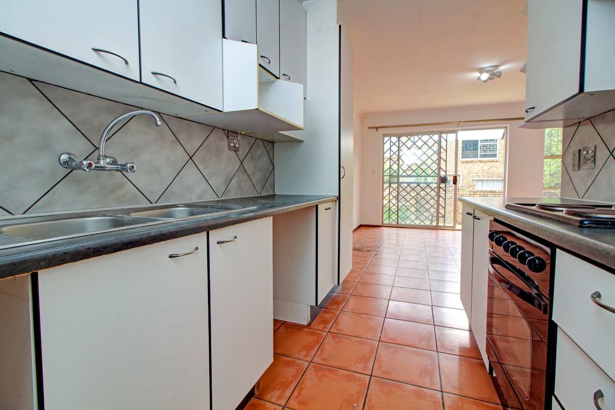 Spacious Townhouse: 2 Beds, Private Garden & More - Photo 4