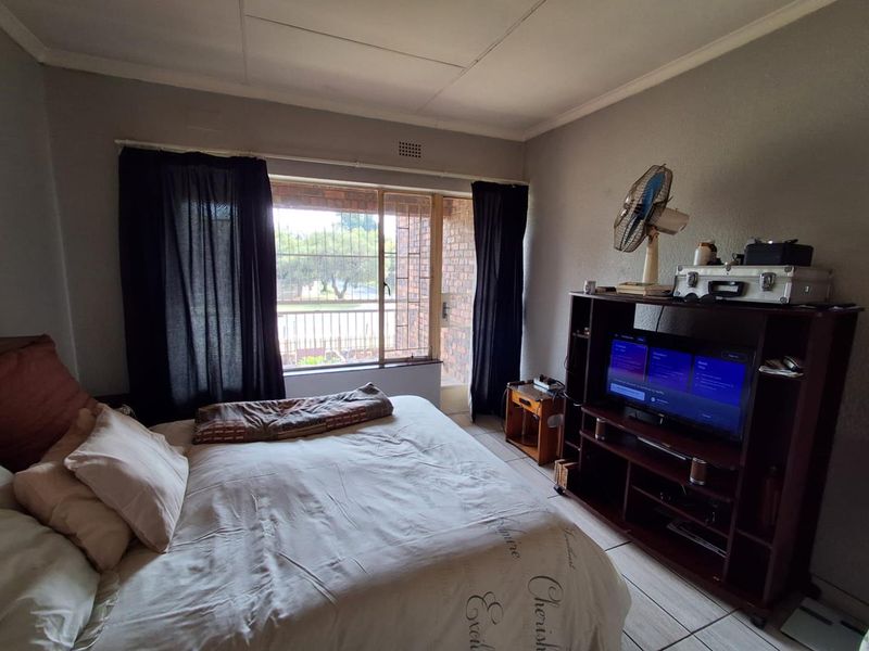 PET FRIENDLY TOWNHOUSE - BRACKENHURST - Photo 10