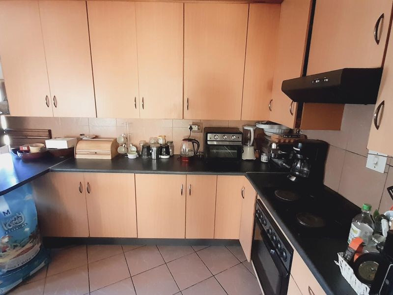 Discover Potential in Ifafi: Solid Home with Rental Opportunity - Photo 10