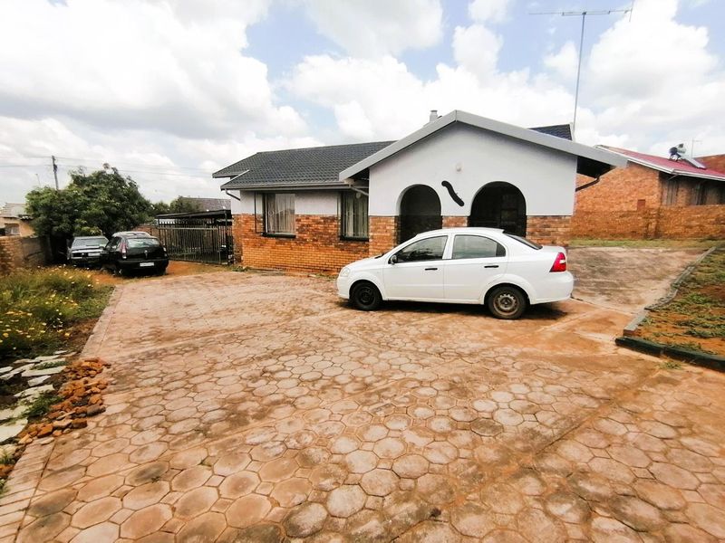 Spacious 3-Bedroom Home on a Generous Stand - Photo 3