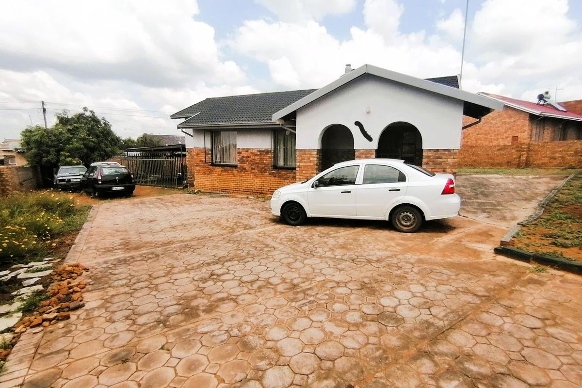 Spacious 3-Bedroom Home on a Generous Stand - Photo 3