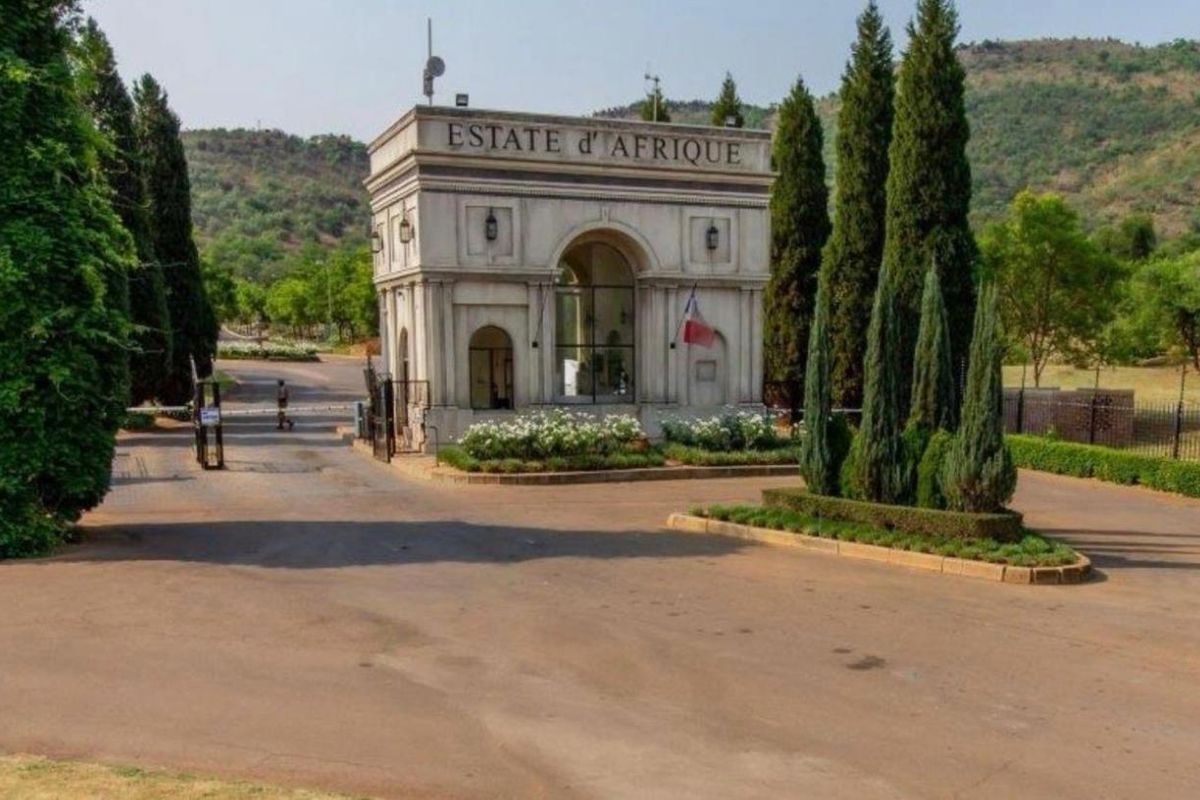 Discover the perfect opportunity to build your dream home in the prestigious Ville D’Afrique Estate, Hartbeespoort! - Photo 3