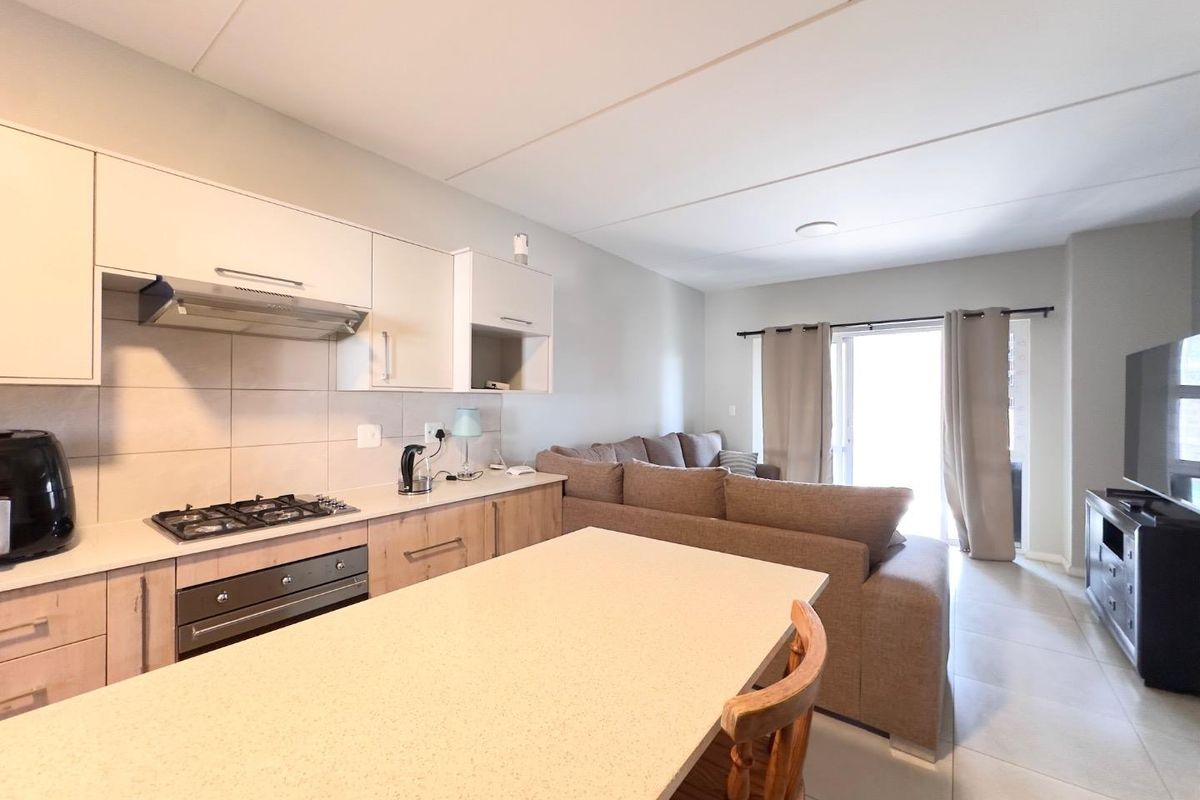 2 Bedroom Townhouse With An Enclosed Patio - Photo 5