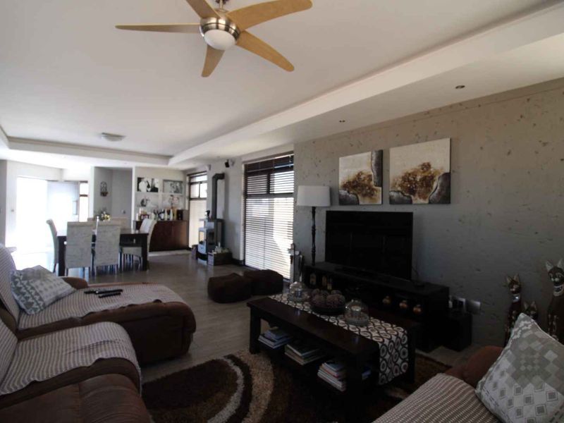 Perfectly positioned sea view property! Relax and unwind in this magnificent family home. - Photo 5