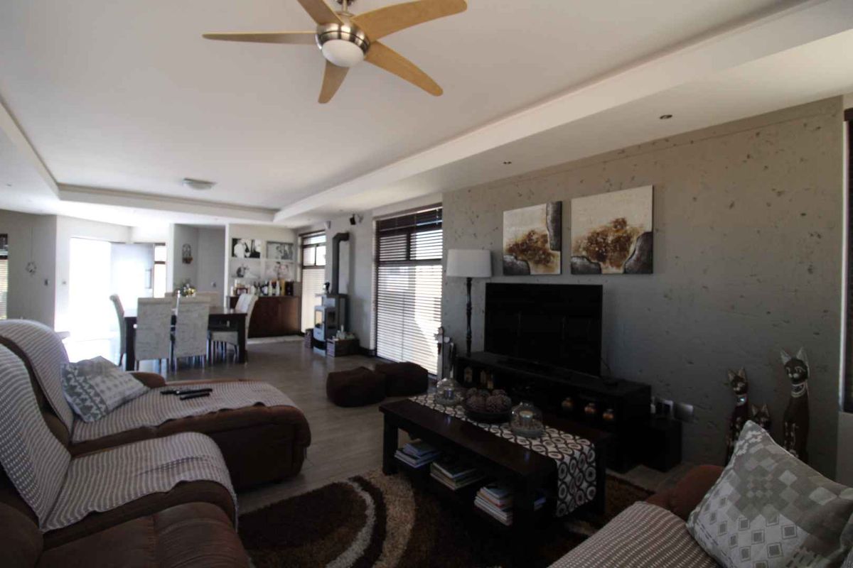 Perfectly positioned sea view property! Relax and unwind in this magnificent family home. - Photo 5