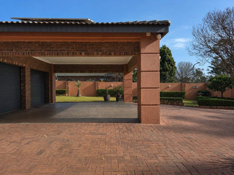 Immaculate Family Home with Golf Course Views and Modern Comforts - Photo 7