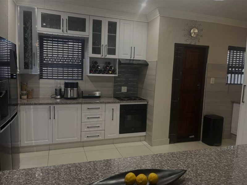 3 Bedroom Townhouse For Sale in Pretoria North - Photo 3