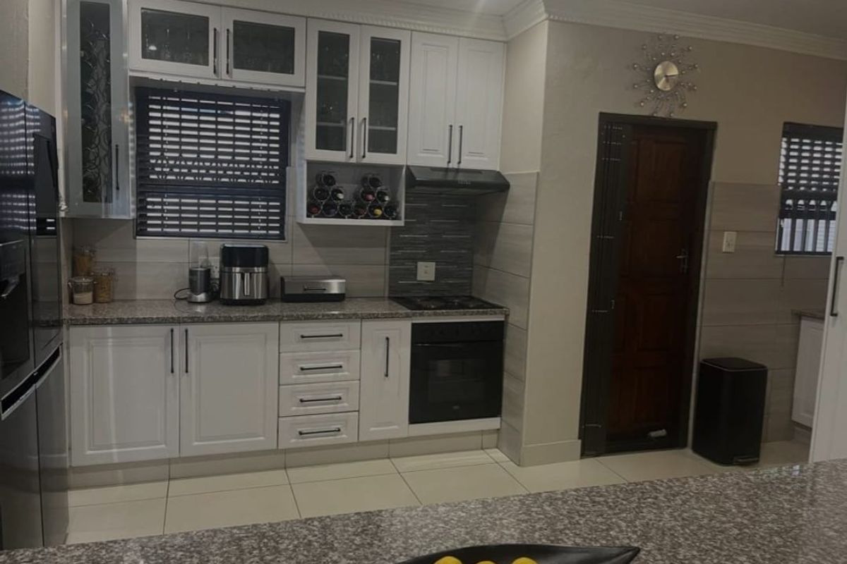 3 Bedroom Townhouse For Sale in Pretoria North - Photo 3
