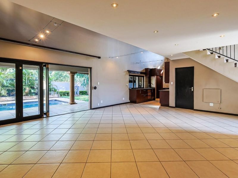 A Grand Canvas of Space & Light – Waiting for a Family to Call It Home - Photo 8