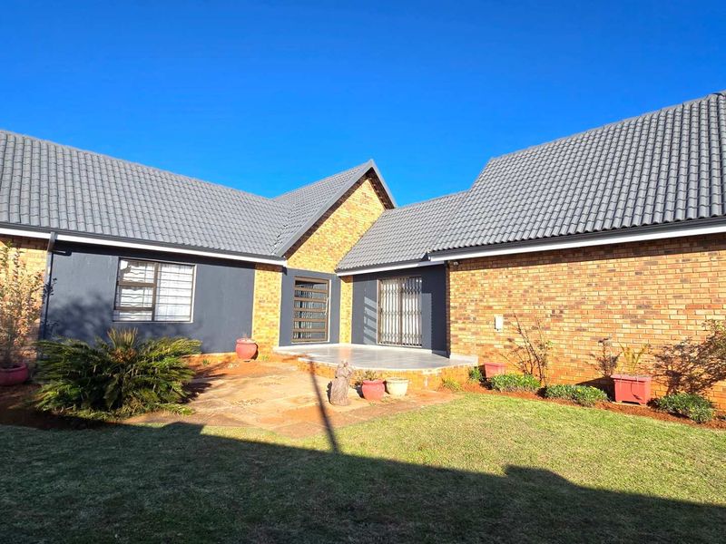 Modern Luxury on a Spacious Corner Stand – Fully Renovated Family Home - Photo 4
