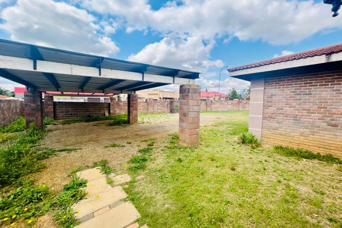 4 Bedroom House with 2 separate flats for sale - Photo 3