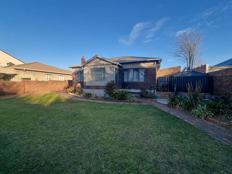 Dual Homes + Flatlets: Perfect for Big Families & Investors! - Photo 3