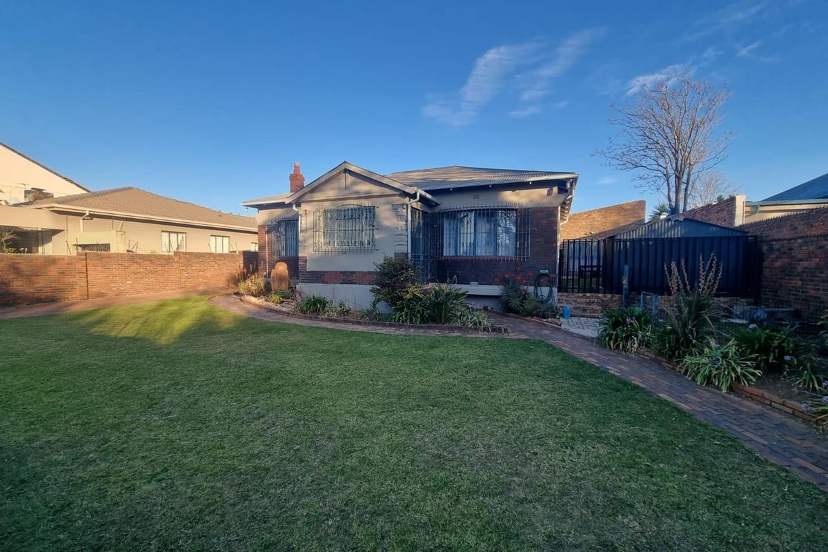 Dual Homes + Flatlets: Perfect for Big Families & Investors! - Photo 3