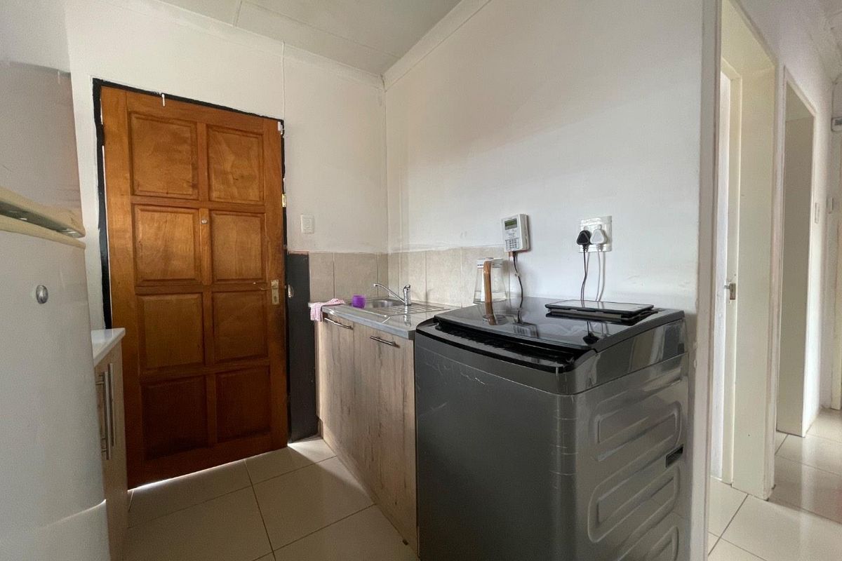 A Spacious and well maintained 3 Bedroom House available to rent - Photo 2