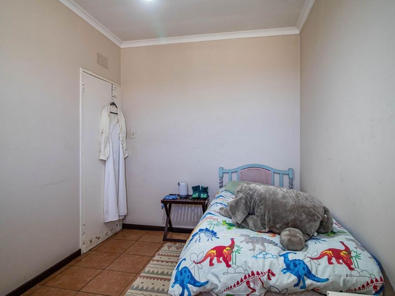 In the suburbs!! - Photo 10