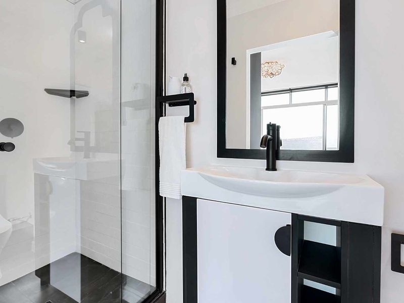 Top-Floor Luxury in Green Point! - Photo 8