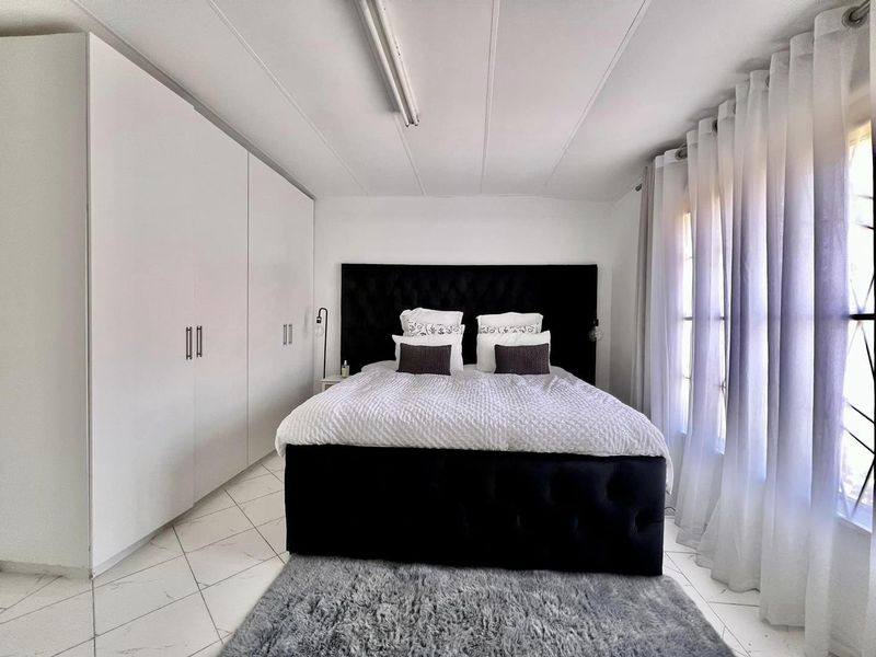 Office Building with 2 Bedroom Flat For Sale - Photo 10