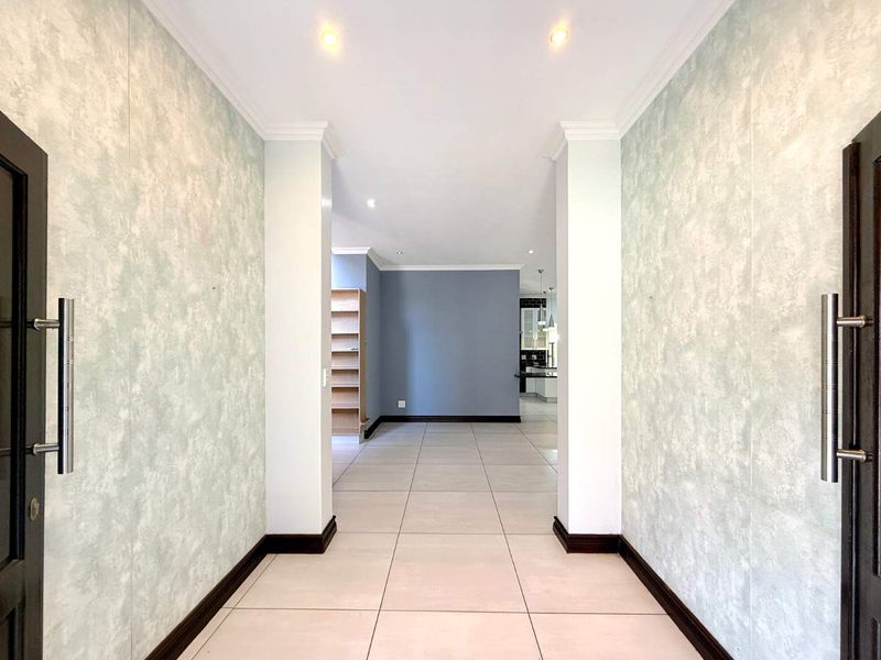 Spacious double-storey home located in Olympus - Photo 5