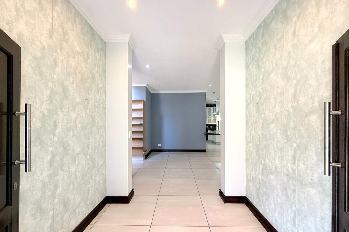 Spacious double-storey home located in Olympus - Photo 5