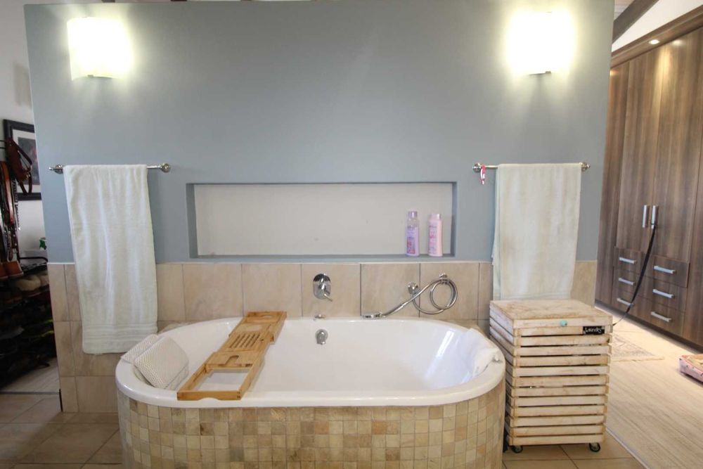 main en suite - main house