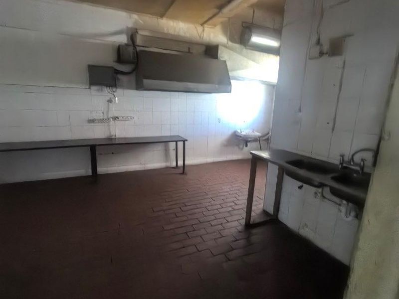 154m2 COMMERCIAL BAR / RETAIL SPACE TO LET – Ex Wolves Pub - Photo 6