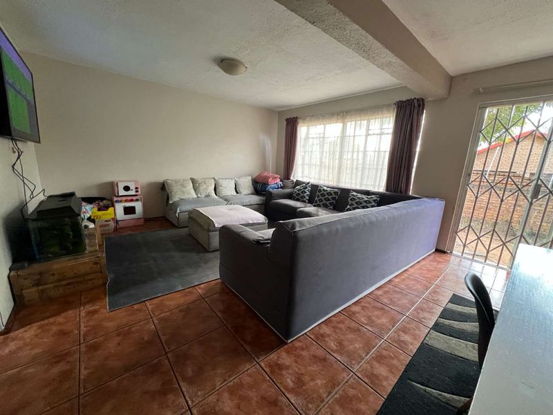 SPACIOUS PROPERTY WITH LARGE GARDEN - THE OPPORTUNITY TO CREATE YOUR OWN DREAM! - Photo 3