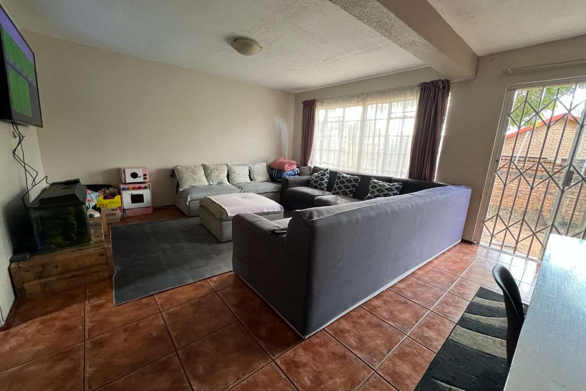 SPACIOUS PROPERTY WITH LARGE GARDEN - THE OPPORTUNITY TO CREATE YOUR OWN DREAM! - Photo 3