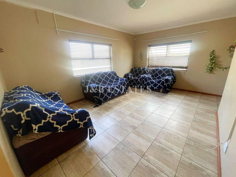 Modern 3-Bedroom House - Photo 2