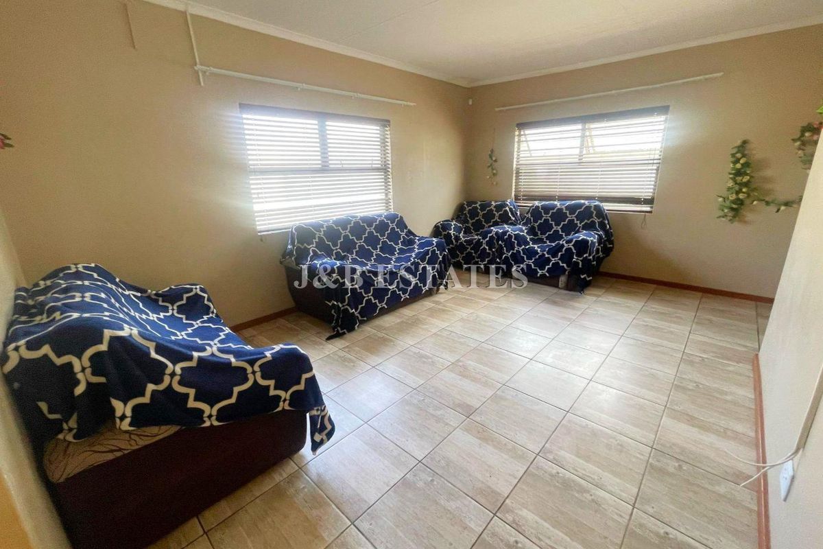 Modern 3-Bedroom House - Photo 2