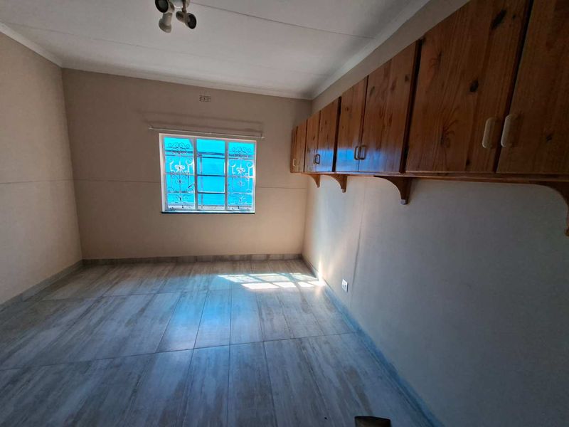 Newly Renovated 4 Bedroom House - Photo 7