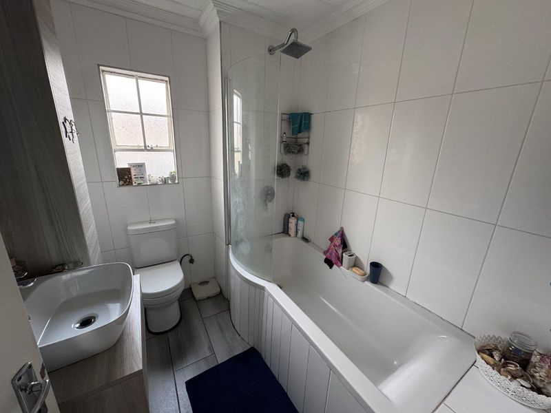 Ground floor apartment with enclosed patio and set in a secure complex - Photo 7