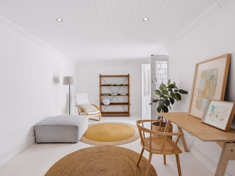 2 Bed Cottage In The City ! - Photo 3