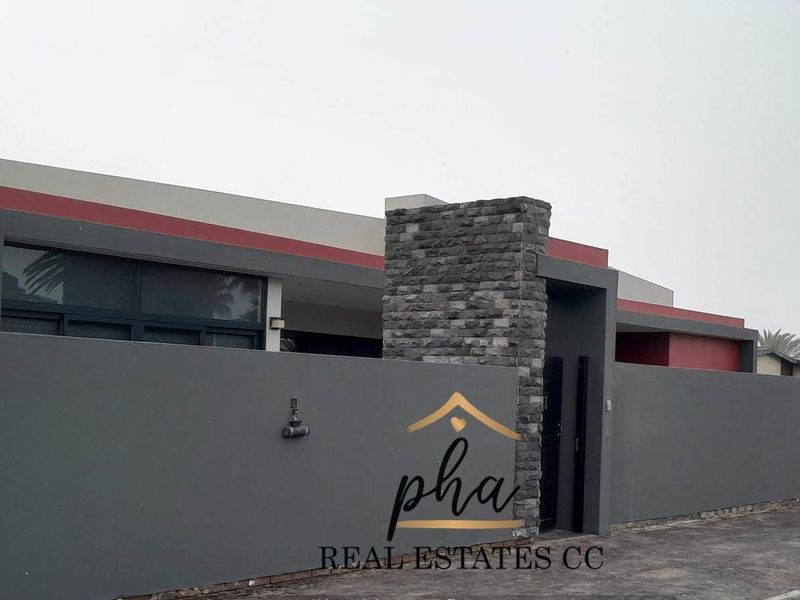 For Sale: Ultra Modern 5 bedroom family home with excellent features in Walvis Bay - Photo 2