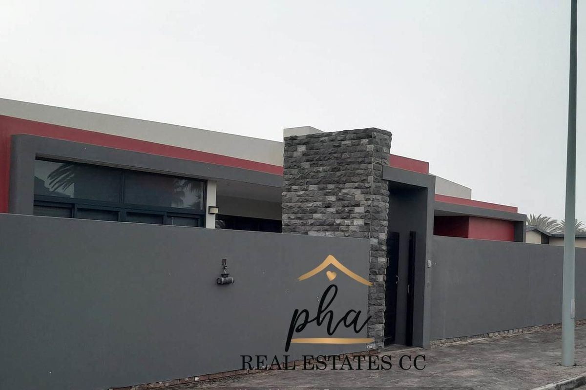 For Sale: Ultra Modern 5 bedroom family home with excellent features in Walvis Bay - Photo 2